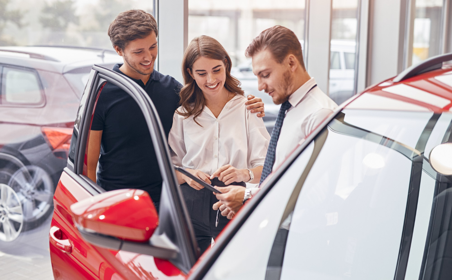 concessionario-che-aiuta-la-coppia-a-scegliere-l-auto